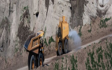 The Cat® 785D Water Truck introduces an innovative approach to effectively control haul road dust while conserving water resources